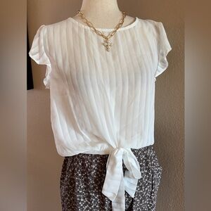 Flutter sleeve white top with bottom tie